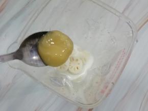 加入蜂蜜，打开开关，打到没有颗粒为止