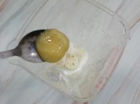 加入蜂蜜，打开开关，打到没有颗粒为止