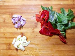 辣椒切滚刀块，大蒜和毛葱切片