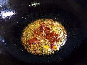 油锅烧热，放入自制辣椒酱爆香