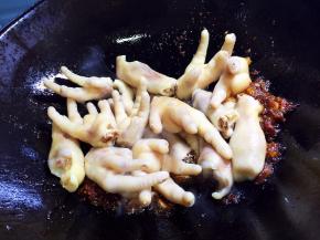 放入鸡爪翻炒片刻