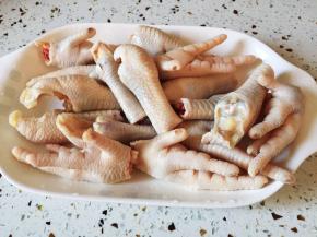 鸡爪中间剁开两半，剪去指甲洗净