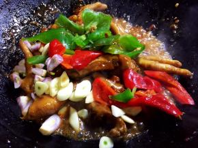 放入毛葱和蒜片、辣椒块