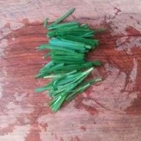韭菜切成跟高瓜草差不多的段