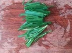 韭菜切成跟高瓜草差不多的段