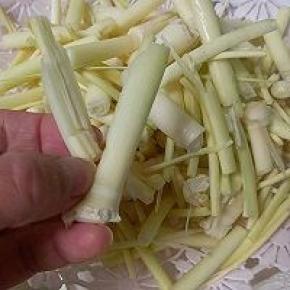 有的高瓜草底部嫩茎很粗，再给掰开，这样炒制容易入味