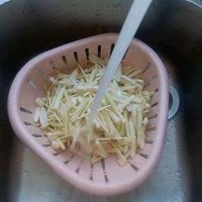 冲洗干净，沥干水份