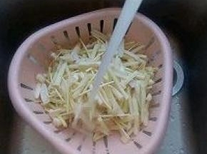 冲洗干净，沥干水份
