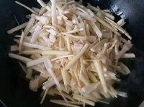 开大火锅内倒入适量油烧热后，放入高瓜草翻拌