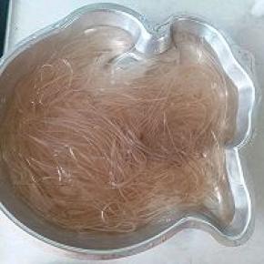 再用50°左右的温水浸泡至稍微涨发，捞起控干水份
