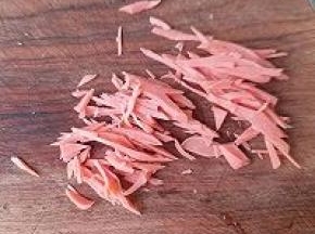 浸泡粉丝的时候，火腿肠切丝