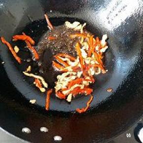 开小火再倒入生抽翻炒均匀