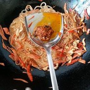放一勺海鲜酱，几勺清水翻炒一分钟左右