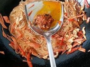 放一勺海鲜酱，几勺清水翻炒一分钟左右