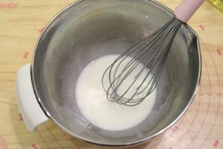 玉米油和牛奶用手动打蛋器混合乳化。