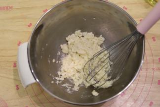 筛入低筋面粉，拌匀。