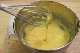 手动打蛋器画“Z”字型，拌至顺滑的蛋黄糊