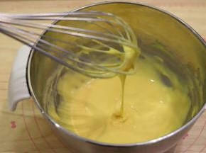 手动打蛋器画“Z”字型，拌至顺滑的蛋黄糊