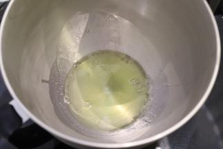 取出厨师机桶，蛋清表面已经有一层薄霜。
