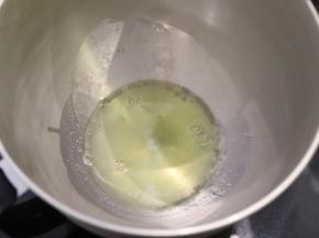 取出厨师机桶，蛋清表面已经有一层薄霜。