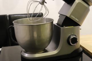 滴入柠檬汁，安装好打蛋笼。