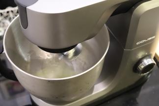 旋转按钮至1档，打发至粗泡，转6档，加入第一次细砂糖。