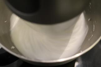 打发至开始有纹理时，加入第二次细砂糖，打发至有明显的纹理时，加入第三次细砂糖。