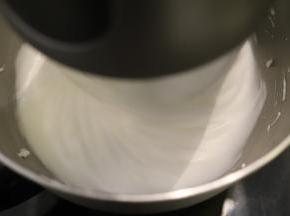 打发至开始有纹理时，加入第二次细砂糖，打发至有明显的纹理时，加入第三次细砂糖。