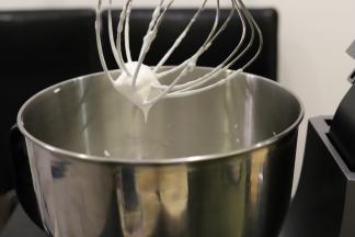 注意观察蛋白状态，蛋白细腻呈丝绸状时停止搅拌，抬起厨师机头，打蛋笼蛋白呈现短而尖的小尖角证明蛋白已经打发好了。