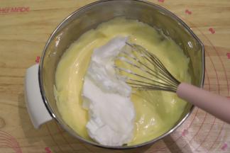 蛋白和蛋黄糊分三次上下翻拌混合均匀。