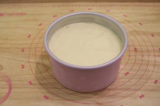 倒入六寸加高模内，轻震去气泡。