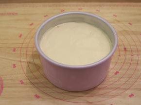 倒入六寸加高模内，轻震去气泡。