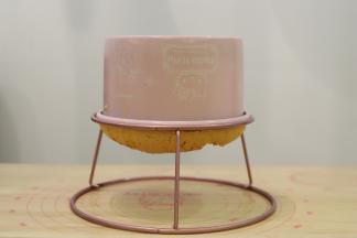 出炉轻震模具后倒扣在晾架上。