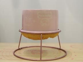 出炉轻震模具后倒扣在晾架上。