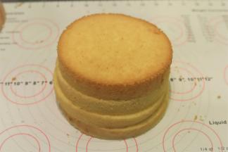 将蛋糕平均分为四片。