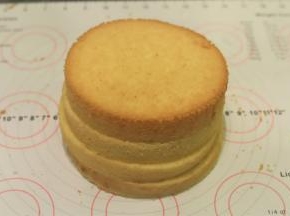 将蛋糕平均分为四片。