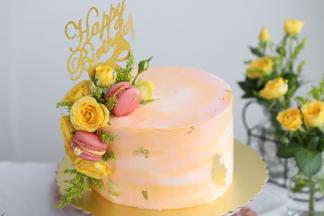 插上鲜花，摆放好马卡龙，随意粘上食用金箔装饰。