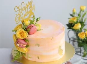 插上鲜花，摆放好马卡龙，随意粘上食用金箔装饰。