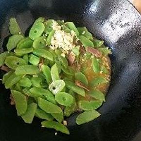 再放入剩下的生姜蒜末，盐翻炒，这时锅内越来越多汤汁溢出，转小火盖上盖子焖煮