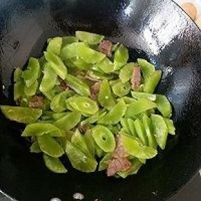 转中火再倒入莴笋片翻炒均匀