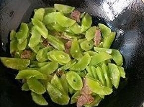 转中火再倒入莴笋片翻炒均匀