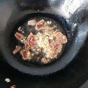 放入一半生姜蒜末，瘦肉片翻炒均匀