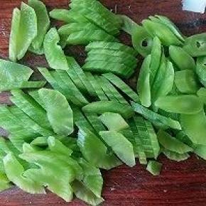 青莴笋削皮洗净，纵向对半切开，再斜切片，不要太薄了