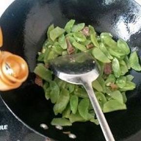 倒入一勺生抽翻拌