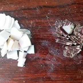 腊肉分开切薄片