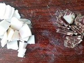 腊肉分开切薄片