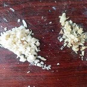 生姜蒜瓣剁成末