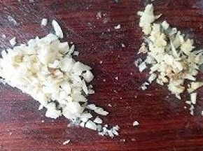 生姜蒜瓣剁成末