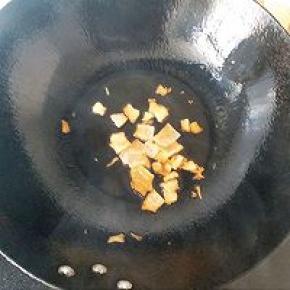 开中火倒入少量油烧热后转小火，放入肥肉片炼出油脂捞出不要