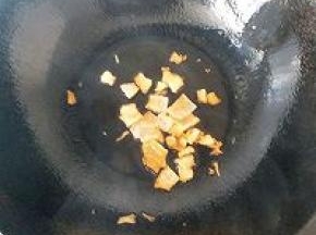 开中火倒入少量油烧热后转小火，放入肥肉片炼出油脂捞出不要